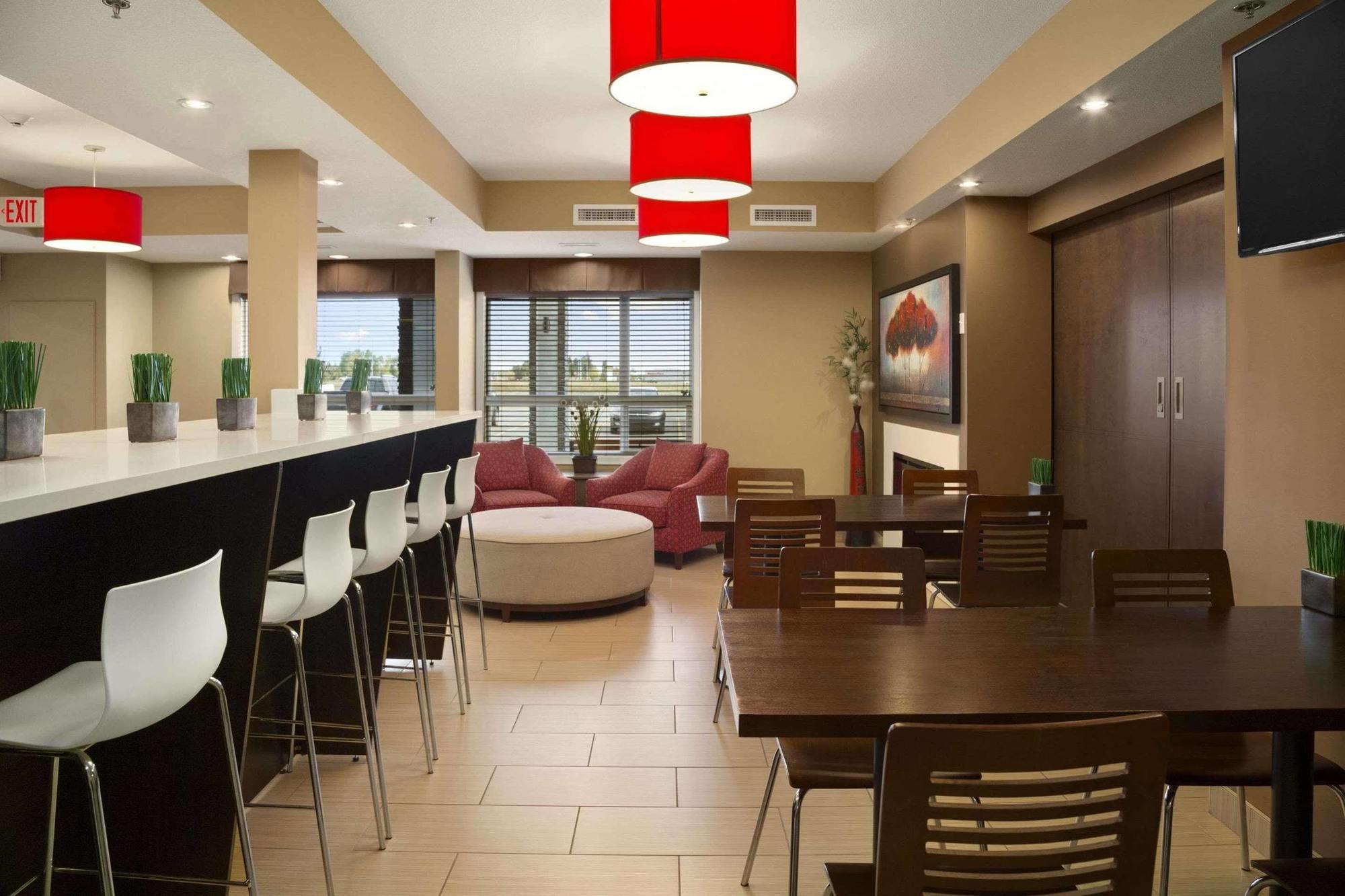 Microtel Inn & Suites By Wyndham Blackfalds Экстерьер фото